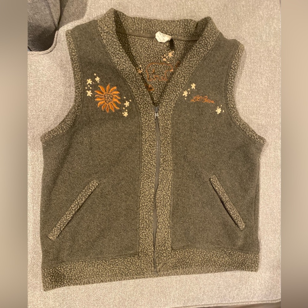 L.L. BEAN BEAR EMBROIDERED FLEECE VINTAGE VEST SIZE WOMENS LARGE M/L MENS LARGE
